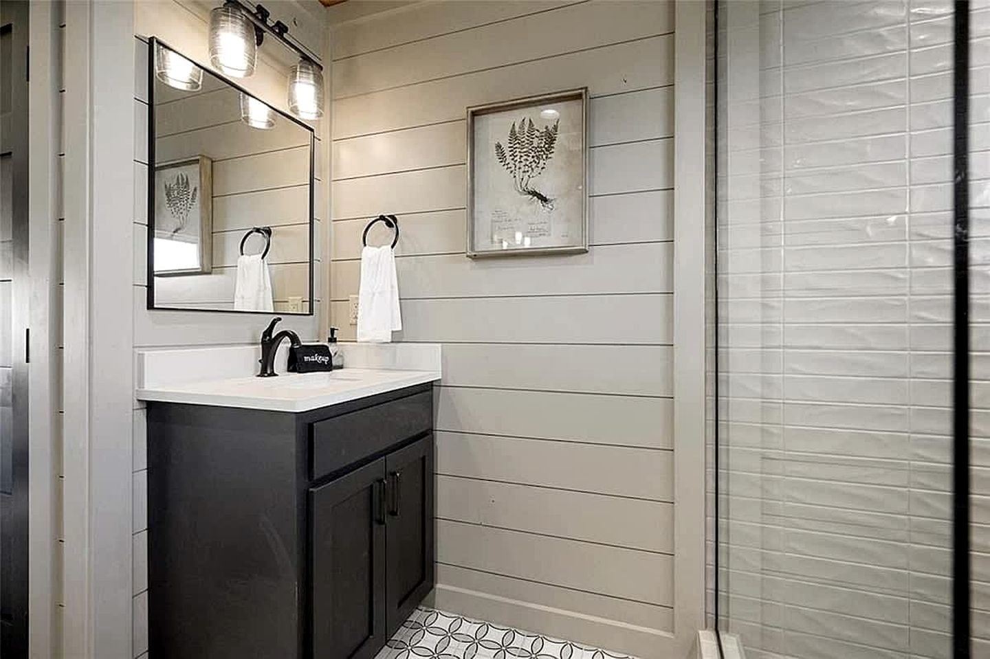 Modern Luxury Cabin with Game Room, Hot Tub & Fire Pit Near Beavers Bend, Broken Bow OK