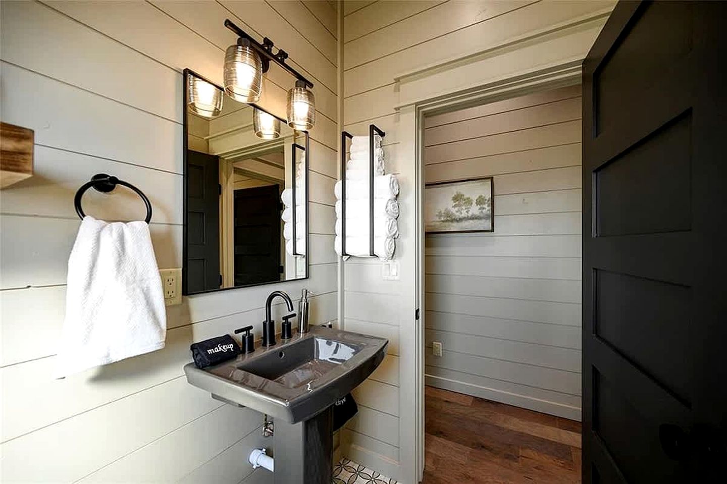 Modern Luxury Cabin with Game Room, Hot Tub & Fire Pit Near Beavers Bend, Broken Bow OK