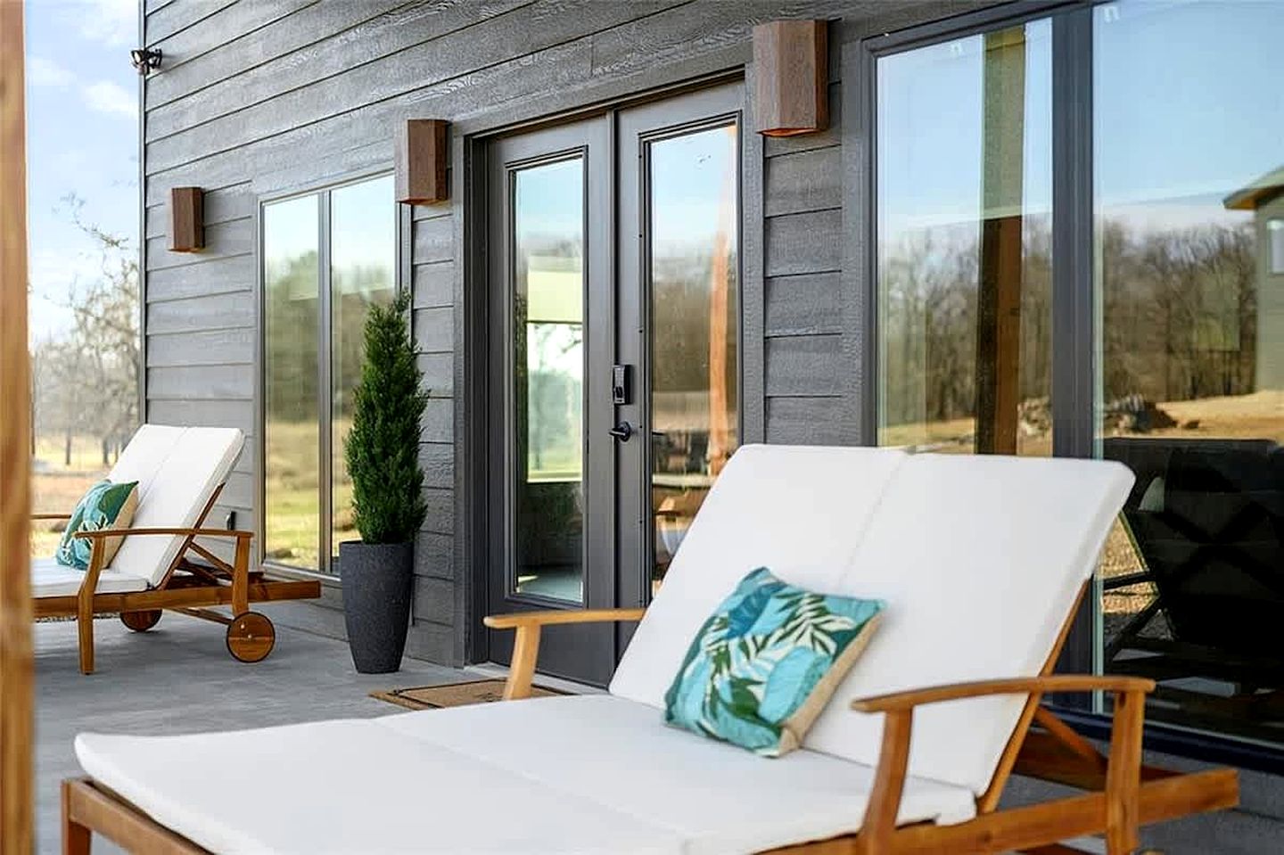 Modern Luxury Cabin with Game Room, Hot Tub & Fire Pit Near Beavers Bend, Broken Bow OK