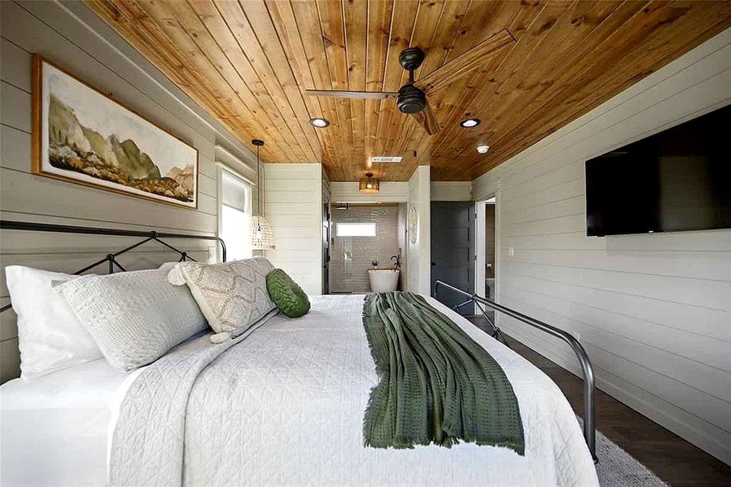 Modern Luxury Cabin with Game Room, Hot Tub & Fire Pit Near Beavers Bend, Broken Bow OK
