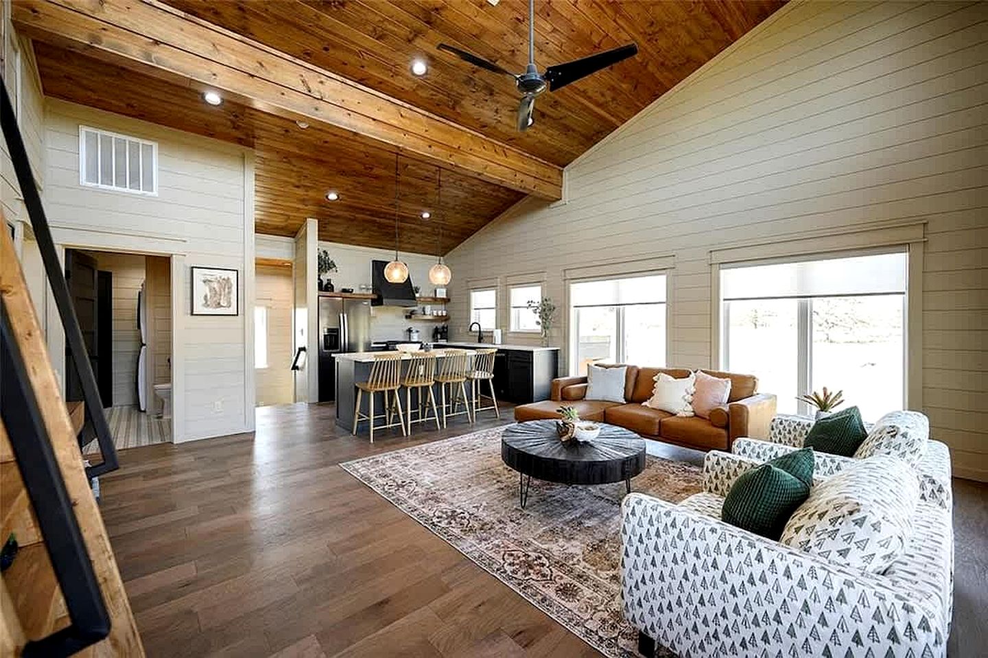 Modern Luxury Cabin with Game Room, Hot Tub & Fire Pit Near Beavers Bend, Broken Bow OK