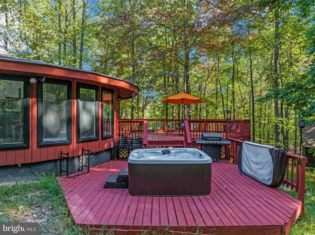 Modern Cabin with Hot Tub, Fire Pit and Grill in Hedgesville, WV