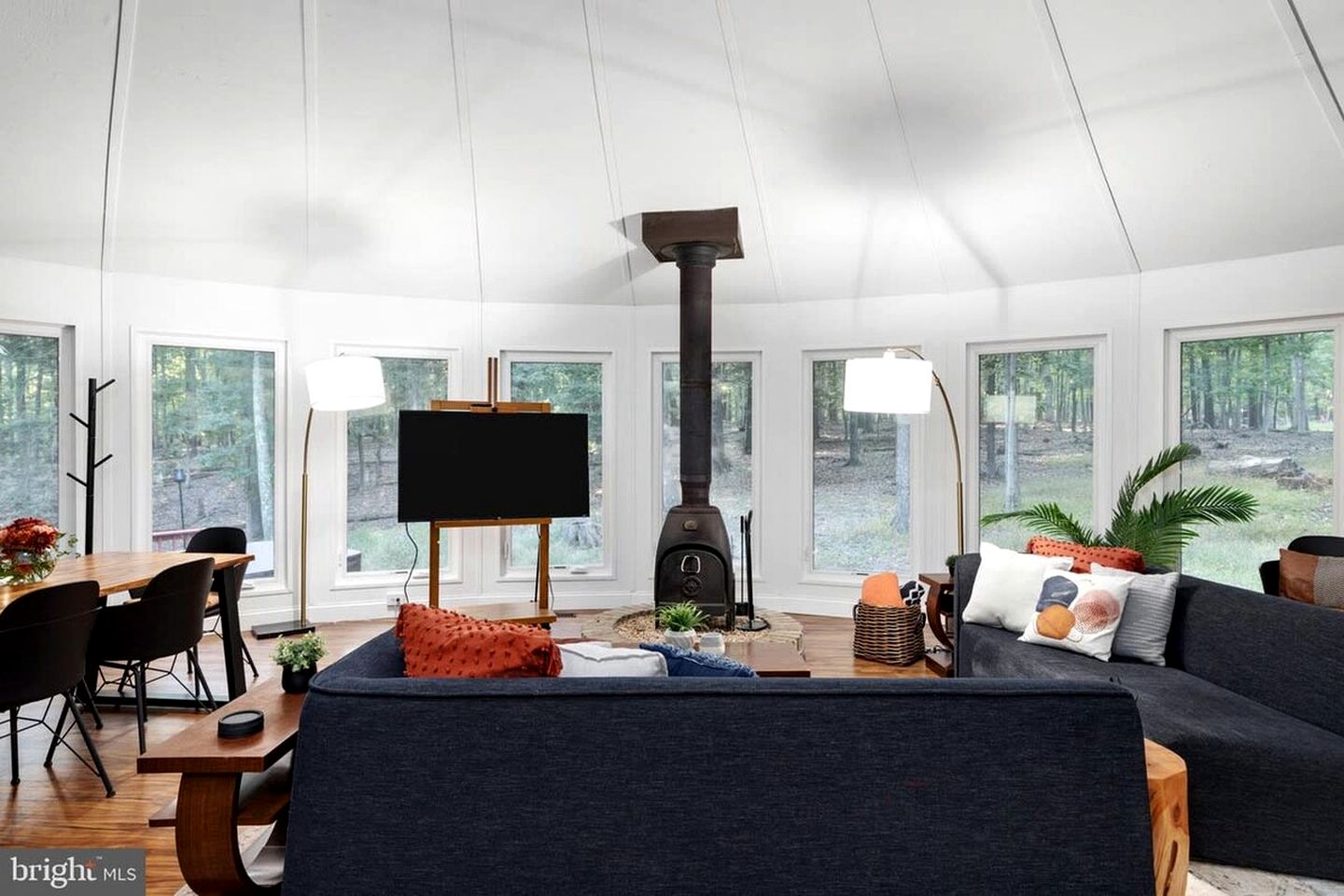 Modern Cabin with Hot Tub, Fire Pit and Grill in Hedgesville, WV
