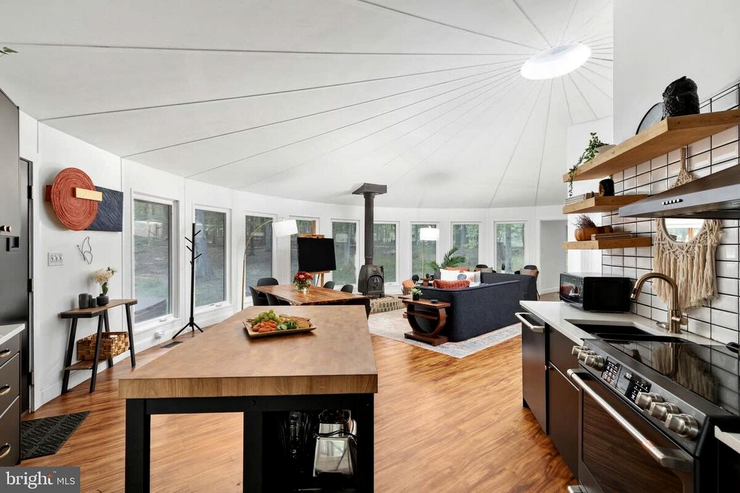 Modern Cabin with Hot Tub, Fire Pit and Grill in Hedgesville, WV