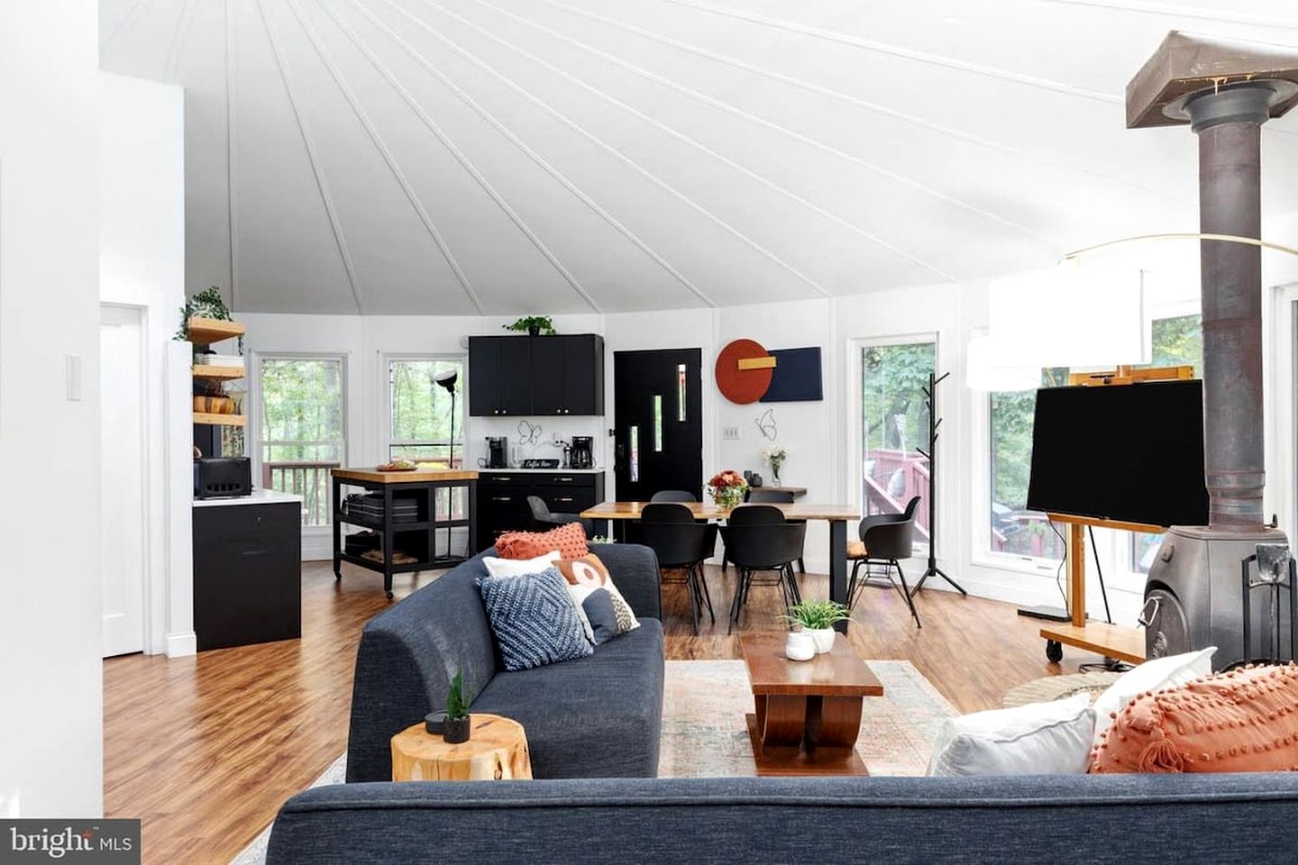 Modern Cabin with Hot Tub, Fire Pit and Grill in Hedgesville, WV