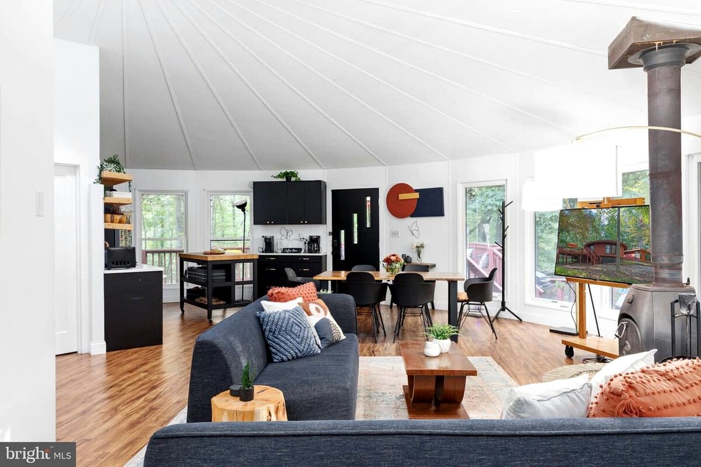 Modern Cabin with Hot Tub, Fire Pit and Grill in Hedgesville, WV