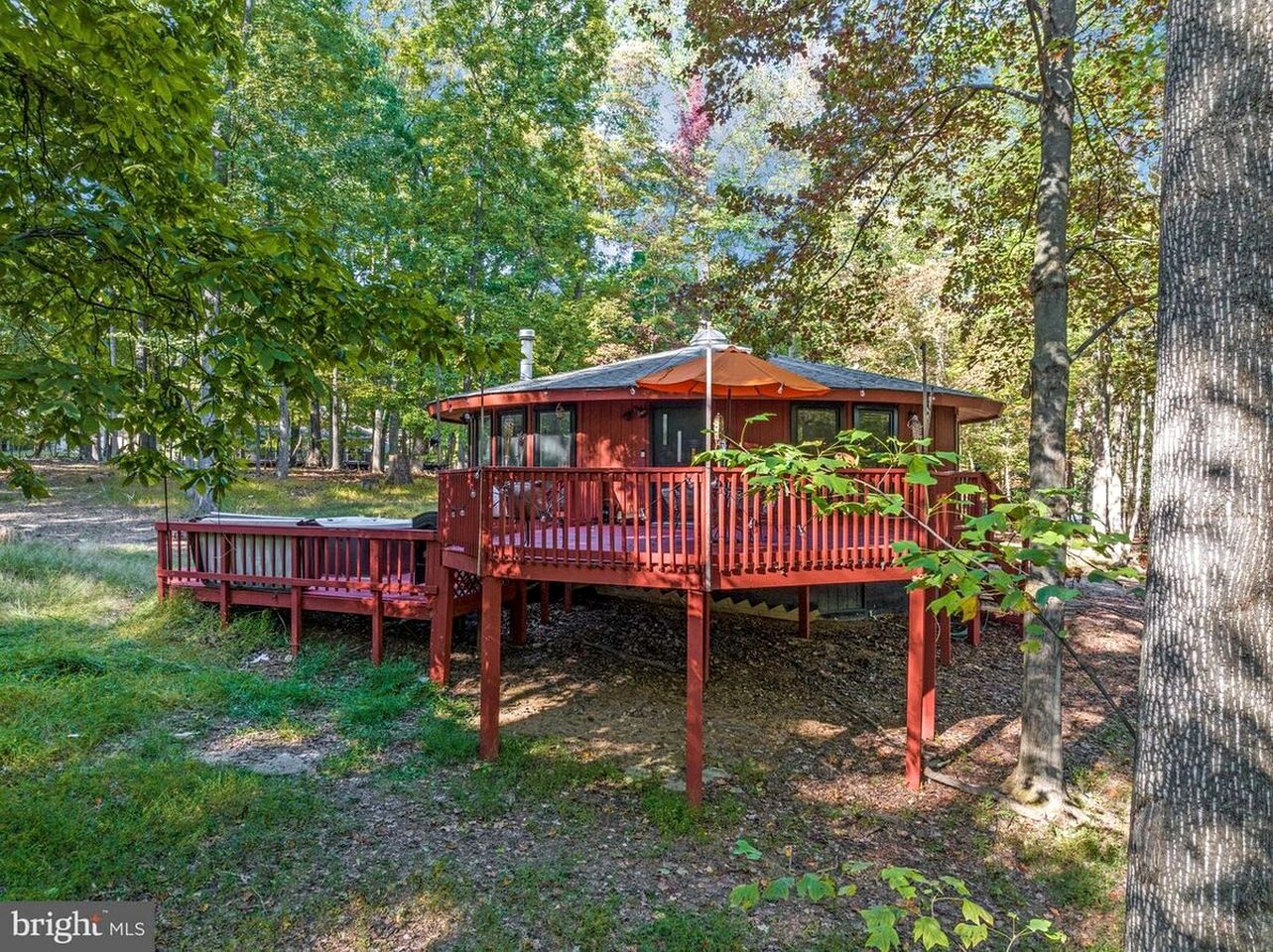 Modern Cabin with Hot Tub, Fire Pit and Grill in Hedgesville, WV
