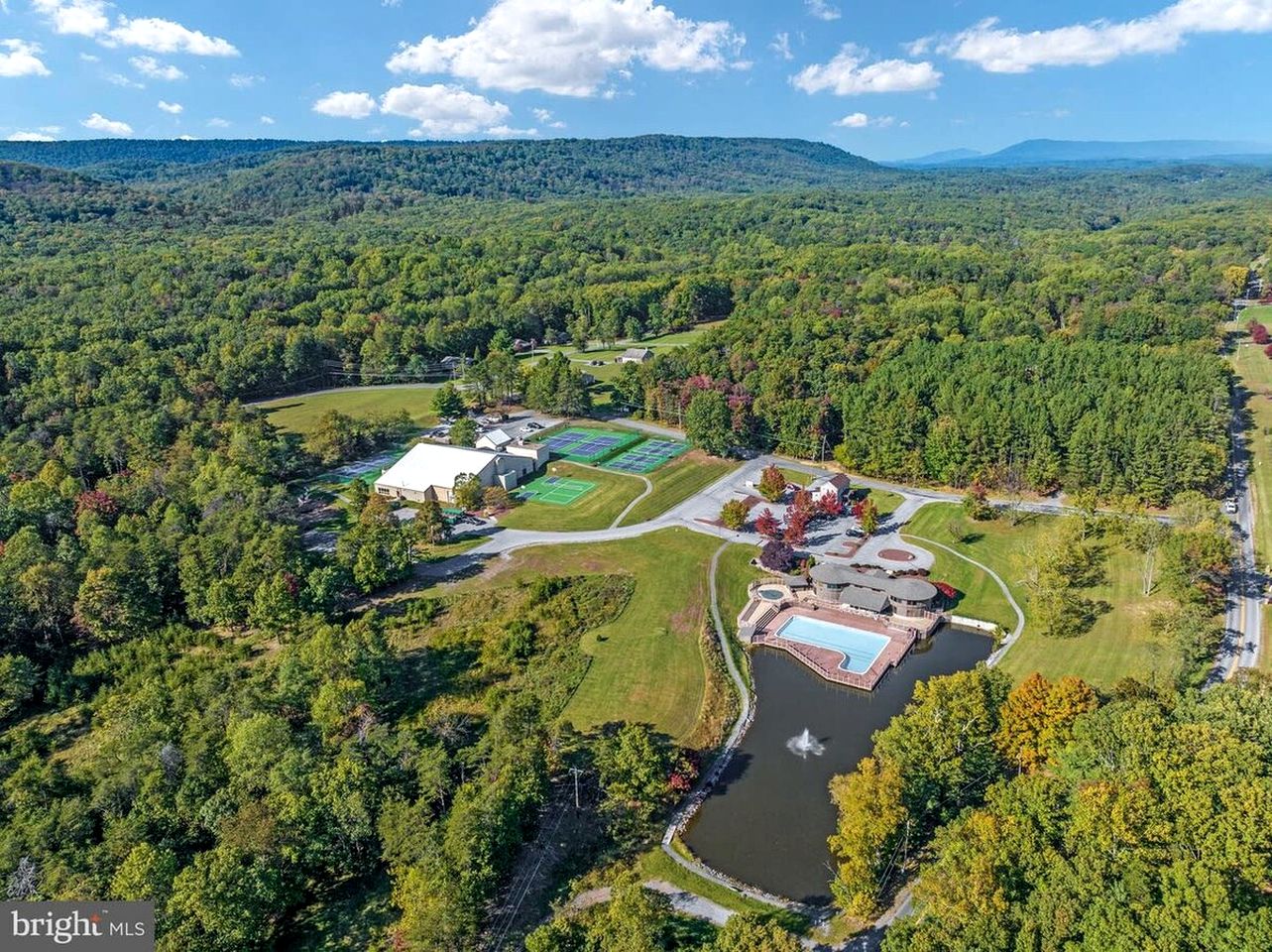 Modern Cabin with Hot Tub, Fire Pit and Grill in Hedgesville, WV