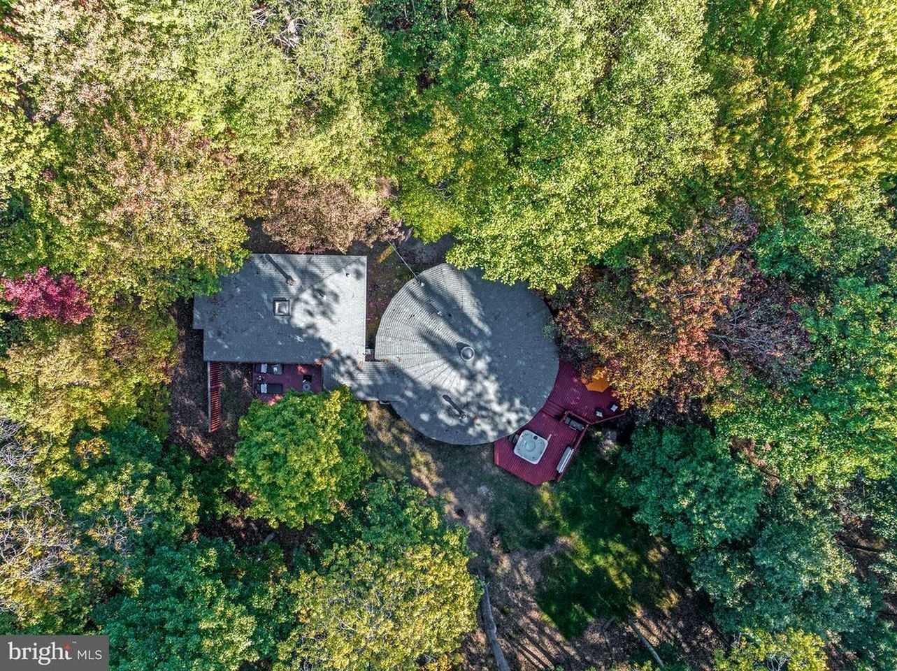 Modern Cabin with Hot Tub, Fire Pit and Grill in Hedgesville, WV