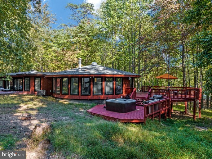 Modern Cabin with Hot-tub and Barbecue in Hedgesville, West Virginia