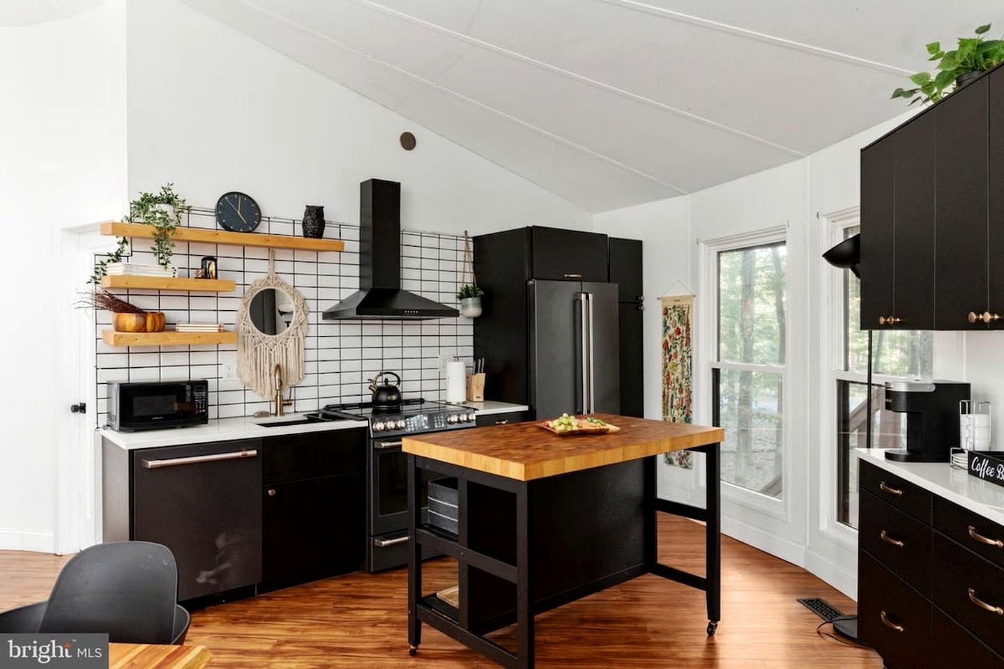 Modern Cabin with Hot Tub, Fire Pit and Grill in Hedgesville, WV