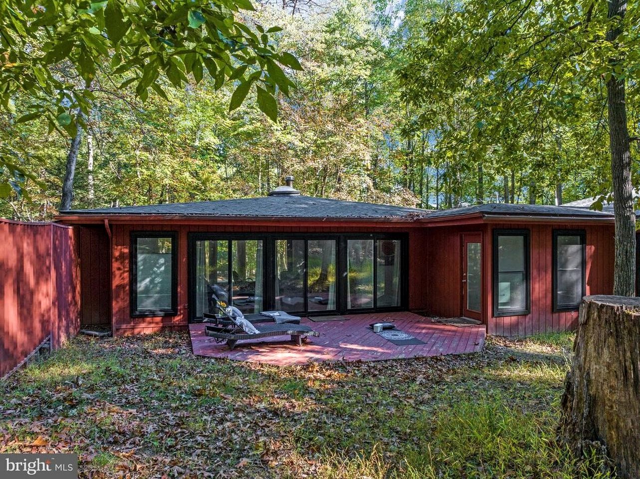 Modern Cabin with Hot Tub, Fire Pit and Grill in Hedgesville, WV
