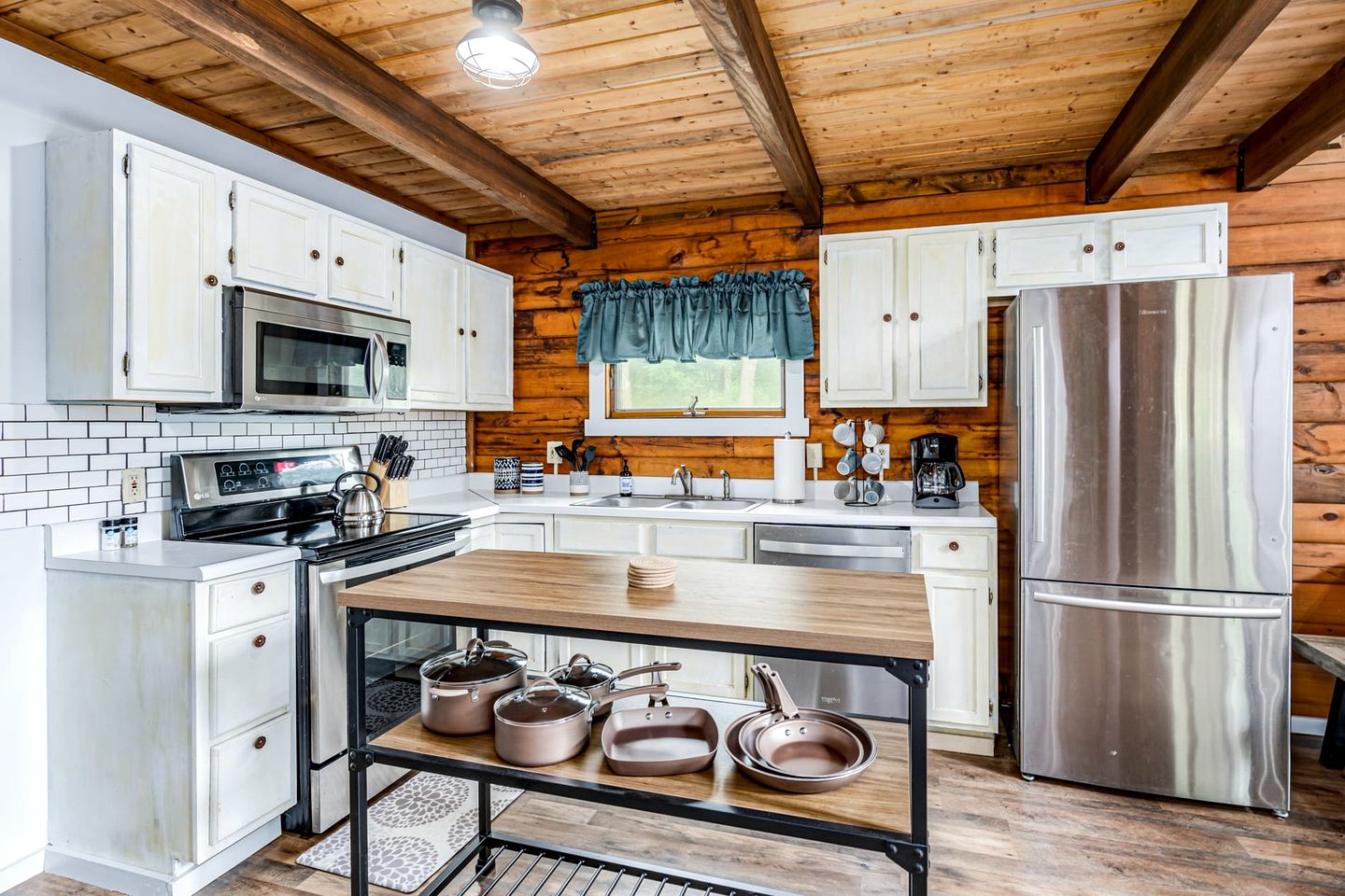 Relaxing Cabin with Hot Tub, Deck, Pond and Fire Pit Perfect for Your Berkeley Springs, WV Getaway