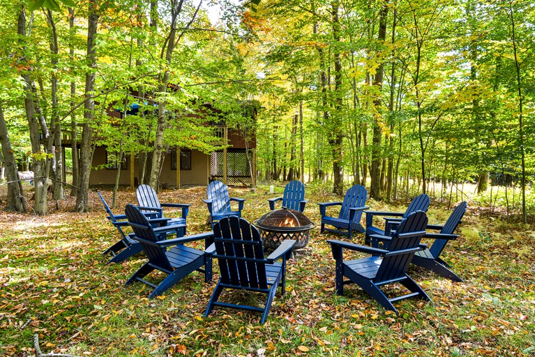 RU Modern Cabin w Lakes/Pools, Lofted Deck, Fireplace, Cabins, Gouldsboro, United States of