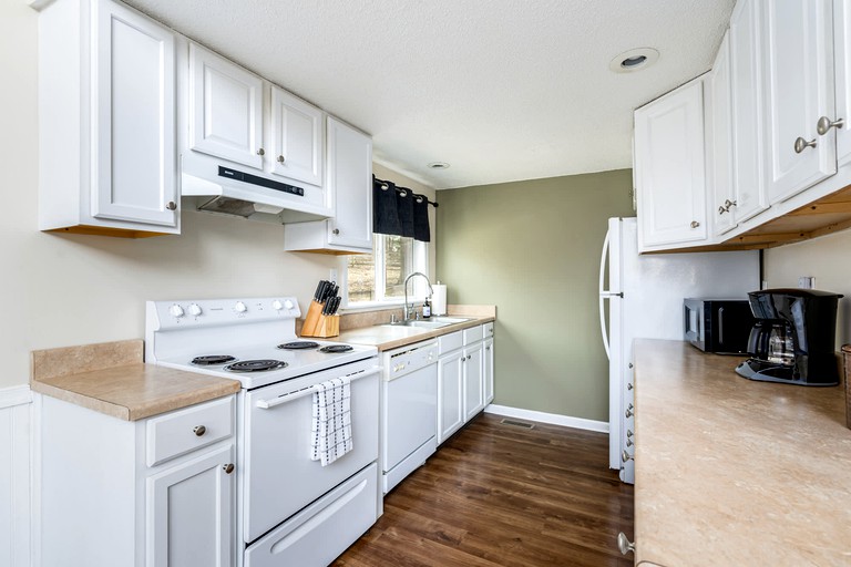 RUModern Chalet Cabin w Fire Pit, Huge Deck, & WiFi!, Cabins