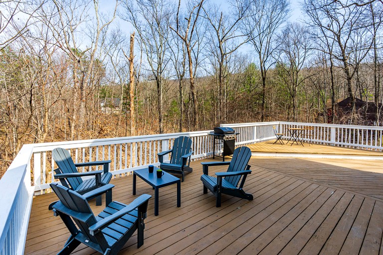 RUModern Chalet Cabin w Fire Pit, Huge Deck, & WiFi!, Cabins