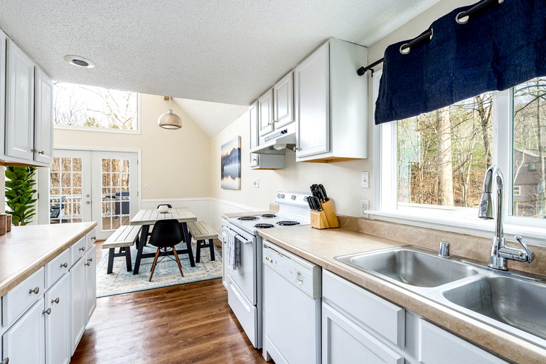 RUModern Chalet Cabin w Fire Pit, Huge Deck, & WiFi!, Cabins