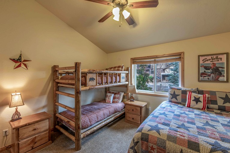 Cabins (United States of America, Big Bear Lake, California)
