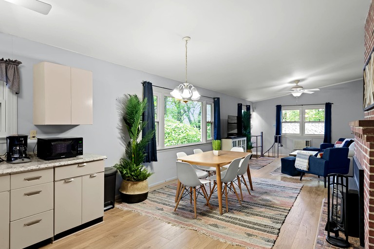 Modern Chalet w Hot Tub & Game Room Dog friendly!, Cabins, Harpers