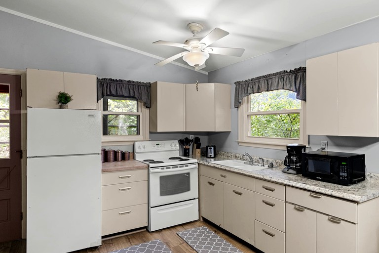 Modern Chalet w Hot Tub & Game Room Dog friendly!, Cabins, Harpers