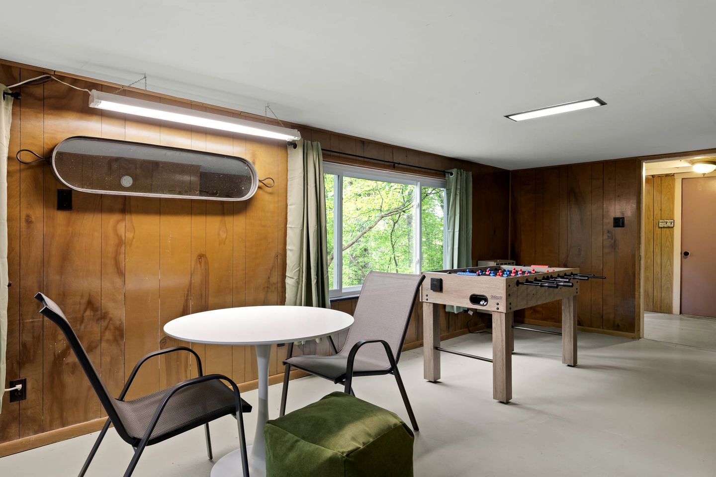 Modern Chalet w Hot Tub & Game Room Dog friendly!, Cabins, Harpers