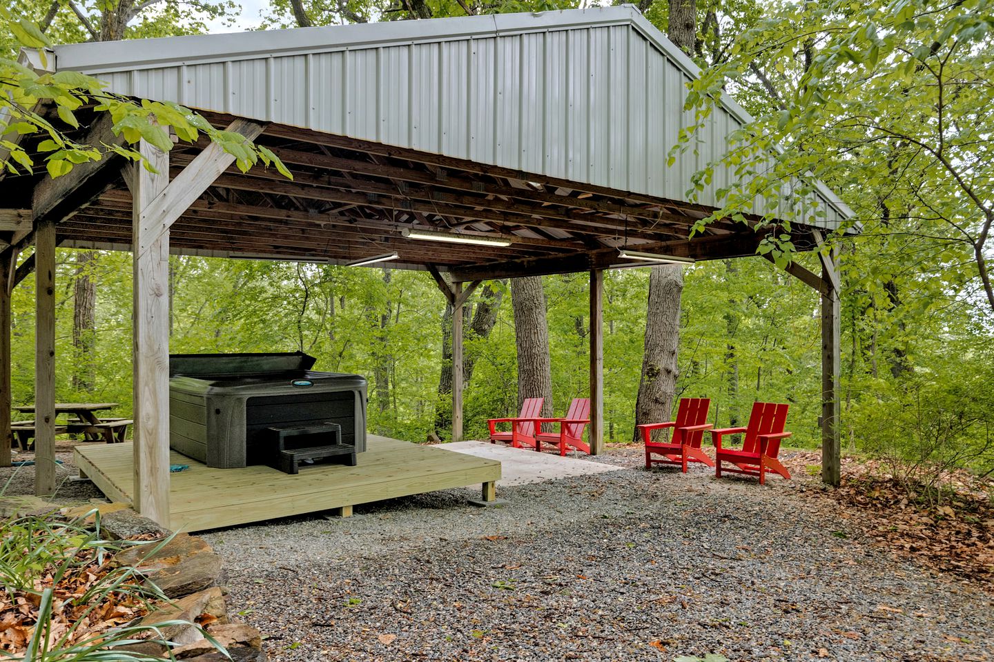 Modern Chalet w Hot Tub & Game Room Dog friendly!, Cabins, Harpers