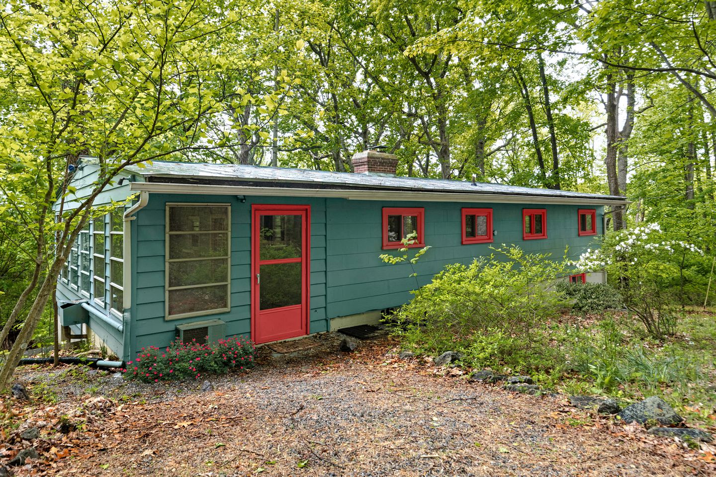 Modern Chalet w Hot Tub & Game Room Dog friendly!, Cabins, Harpers