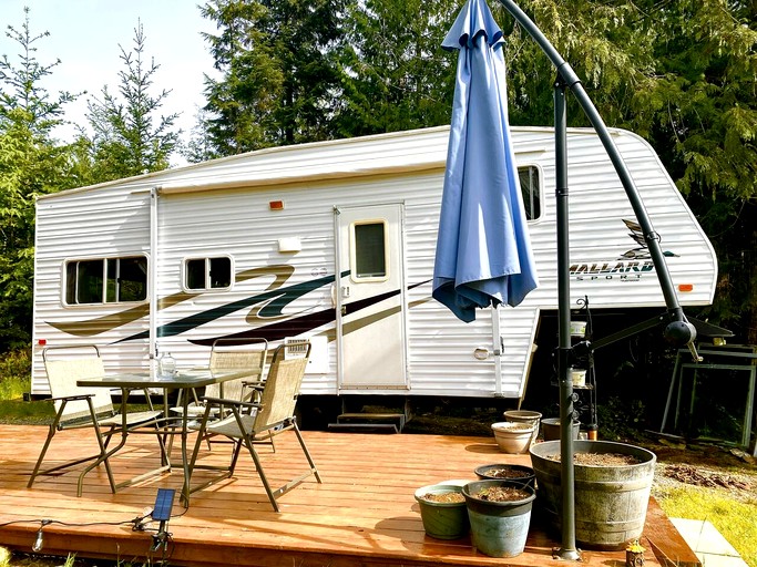 Cozy Caravan with Spacious Private Deck Surrounded by Nature for an Amazing Escape near Halfmoon Bay, British Columbia