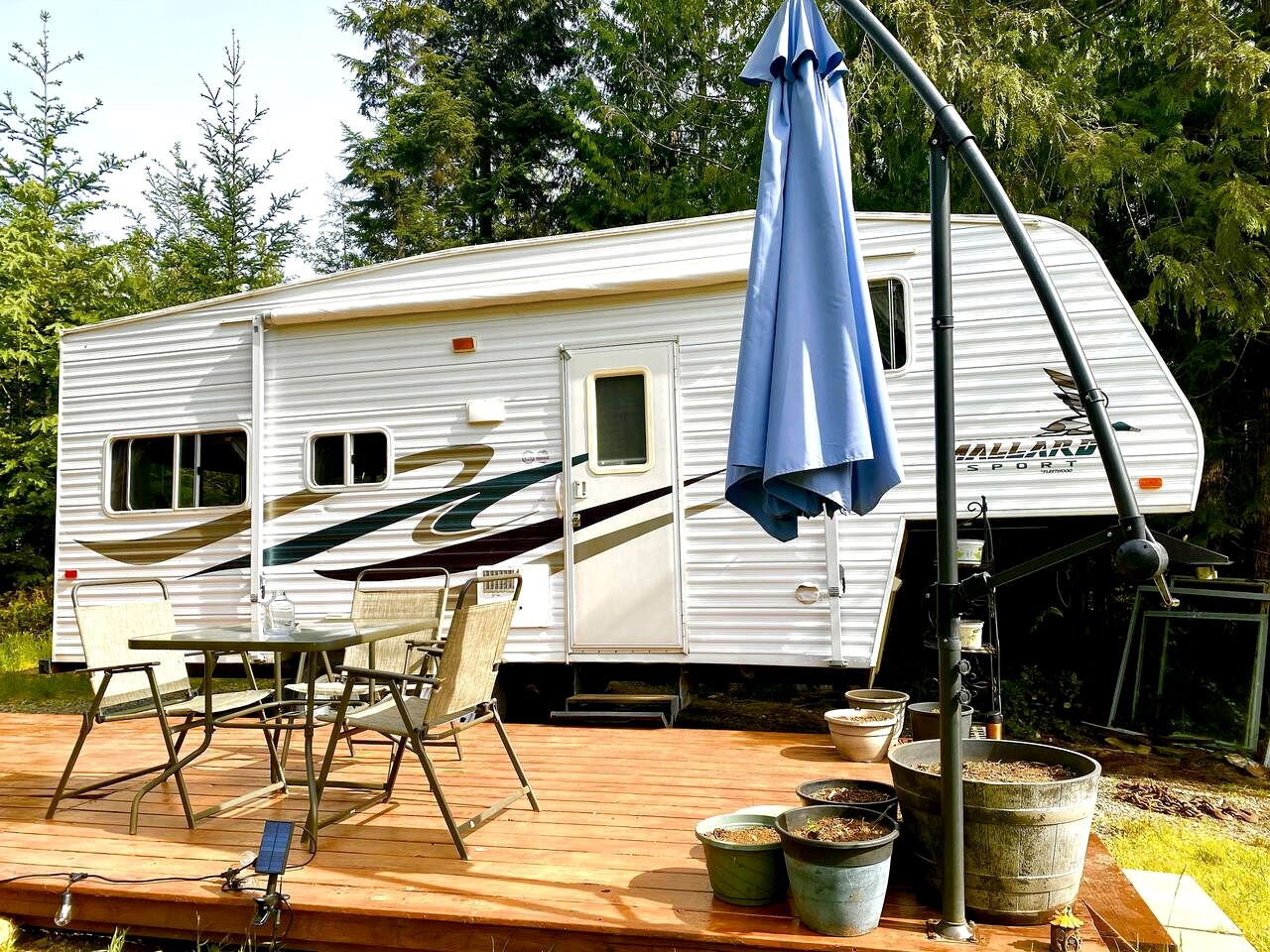 Cozy Caravan with Spacious Private Deck Surrounded by Nature for an Amazing Escape near Halfmoon Bay, British Columbia