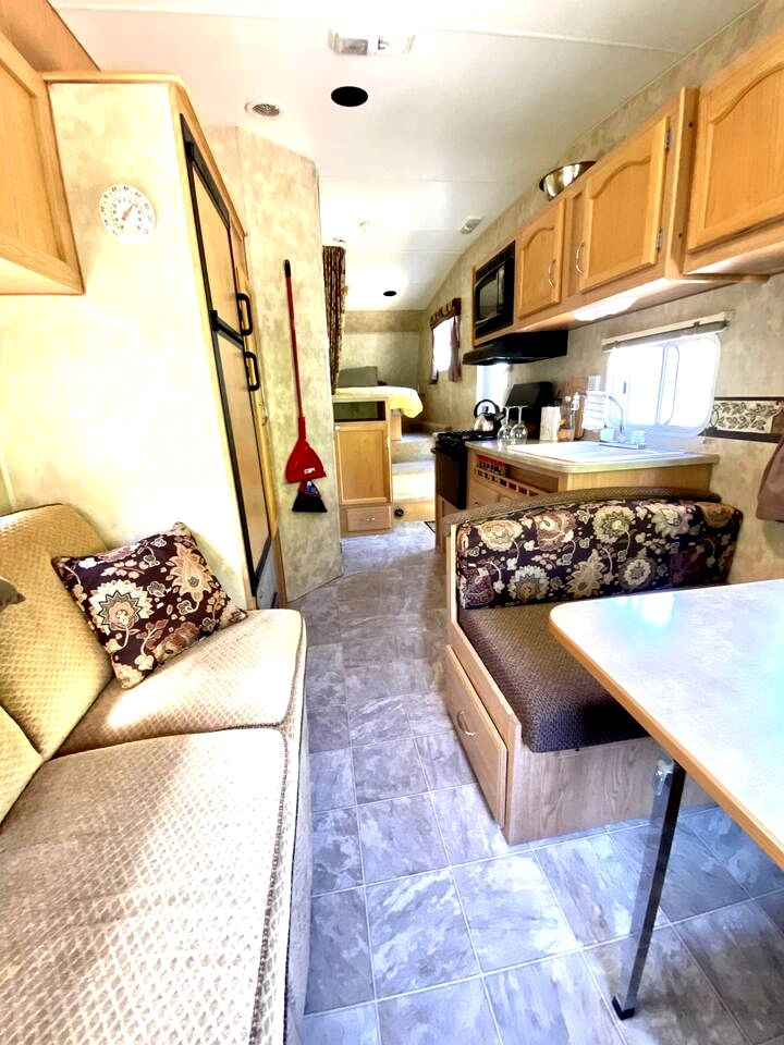 Cozy Caravan with Spacious Private Deck Surrounded by Nature for an Amazing Escape near Halfmoon Bay, British Columbia