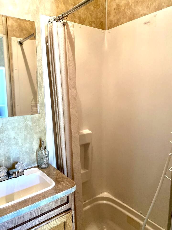 Cozy Caravan with Spacious Private Deck Surrounded by Nature for an Amazing Escape near Halfmoon Bay, British Columbia