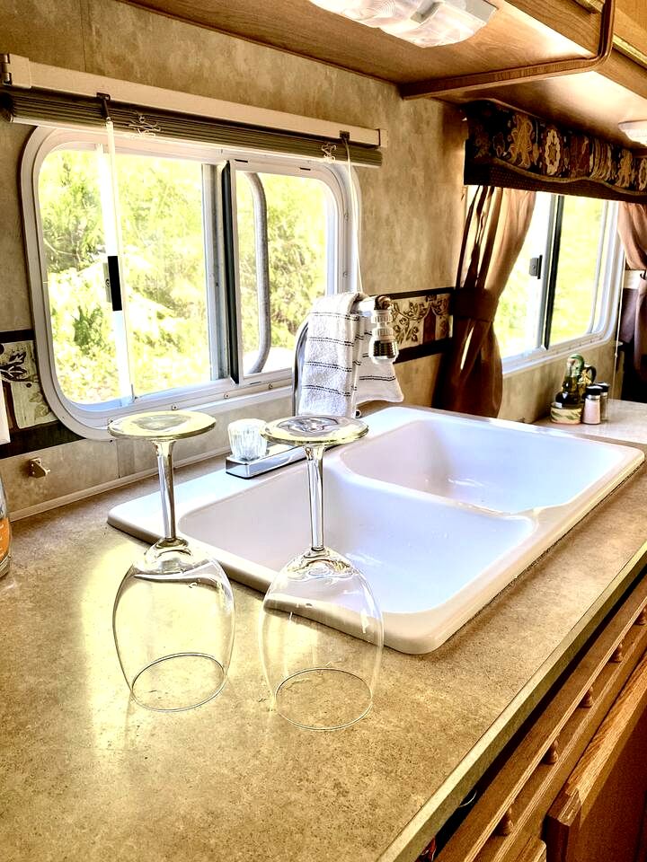 Cozy Caravan with Spacious Private Deck Surrounded by Nature for an Amazing Escape near Halfmoon Bay, British Columbia