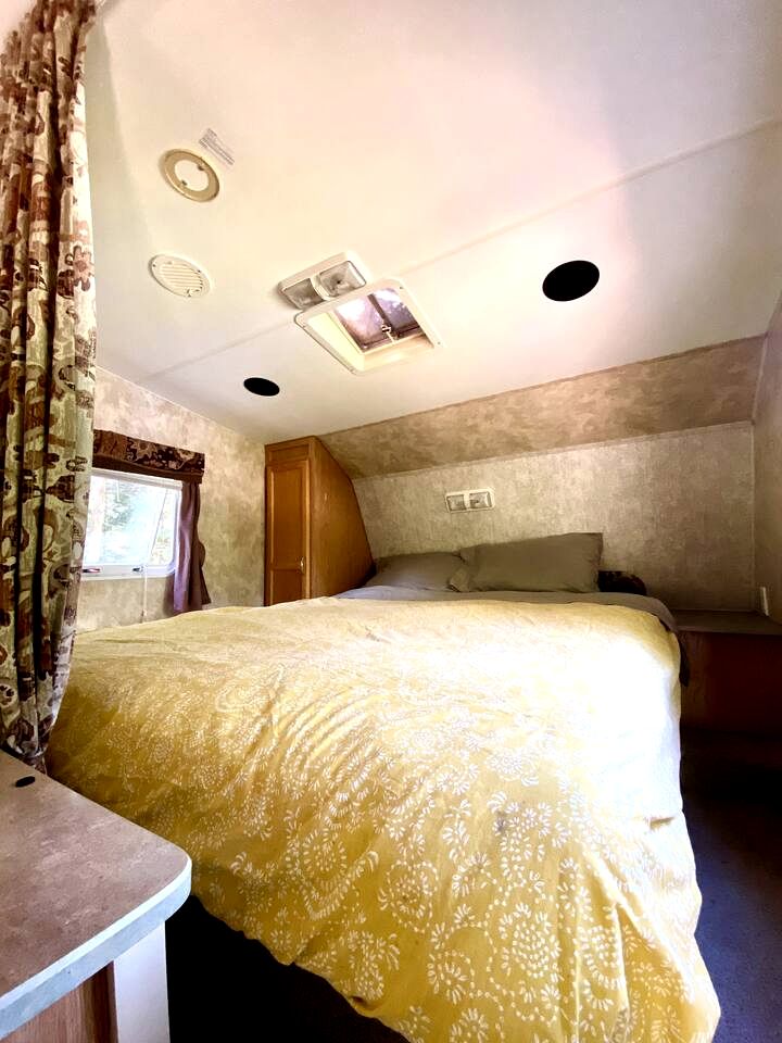 Cozy Caravan with Spacious Private Deck Surrounded by Nature for an Amazing Escape near Halfmoon Bay, British Columbia