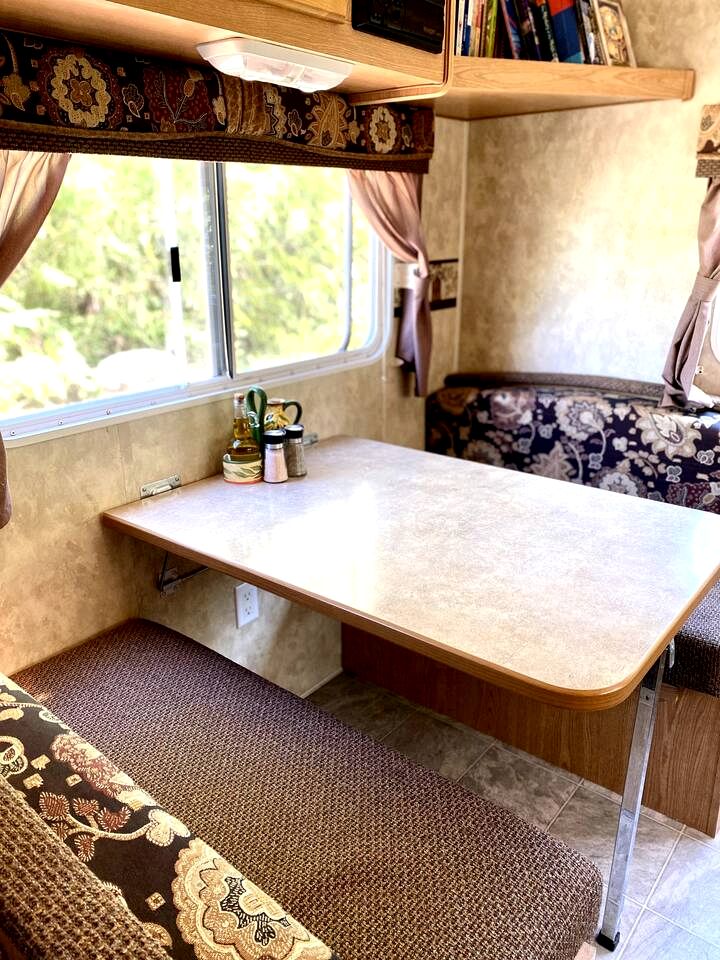 Cozy Caravan with Spacious Private Deck Surrounded by Nature for an Amazing Escape near Halfmoon Bay, British Columbia