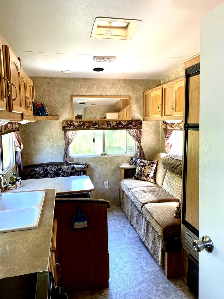 Cozy Caravan with Spacious Private Deck Surrounded by Nature for an Amazing Escape near Halfmoon Bay, British Columbia