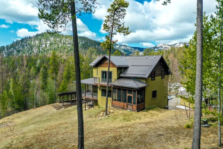 Colorful Cabin with Hot-Tub, Game Room and Gym in Montana