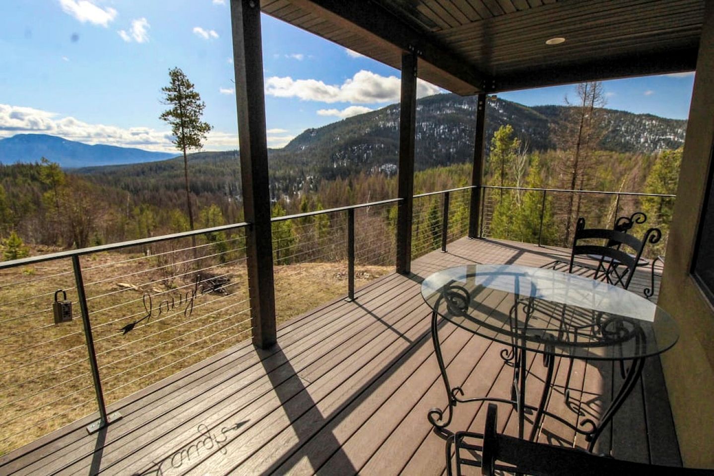 Colorful Cabin with Hot-Tub, Game Room and Gym in Montana