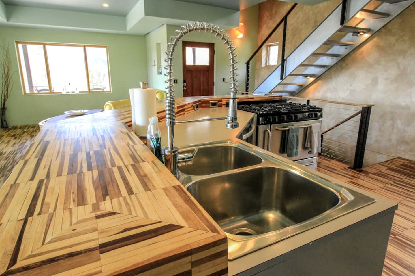 Colorful Cabin with Hot-Tub, Game Room and Gym in Montana