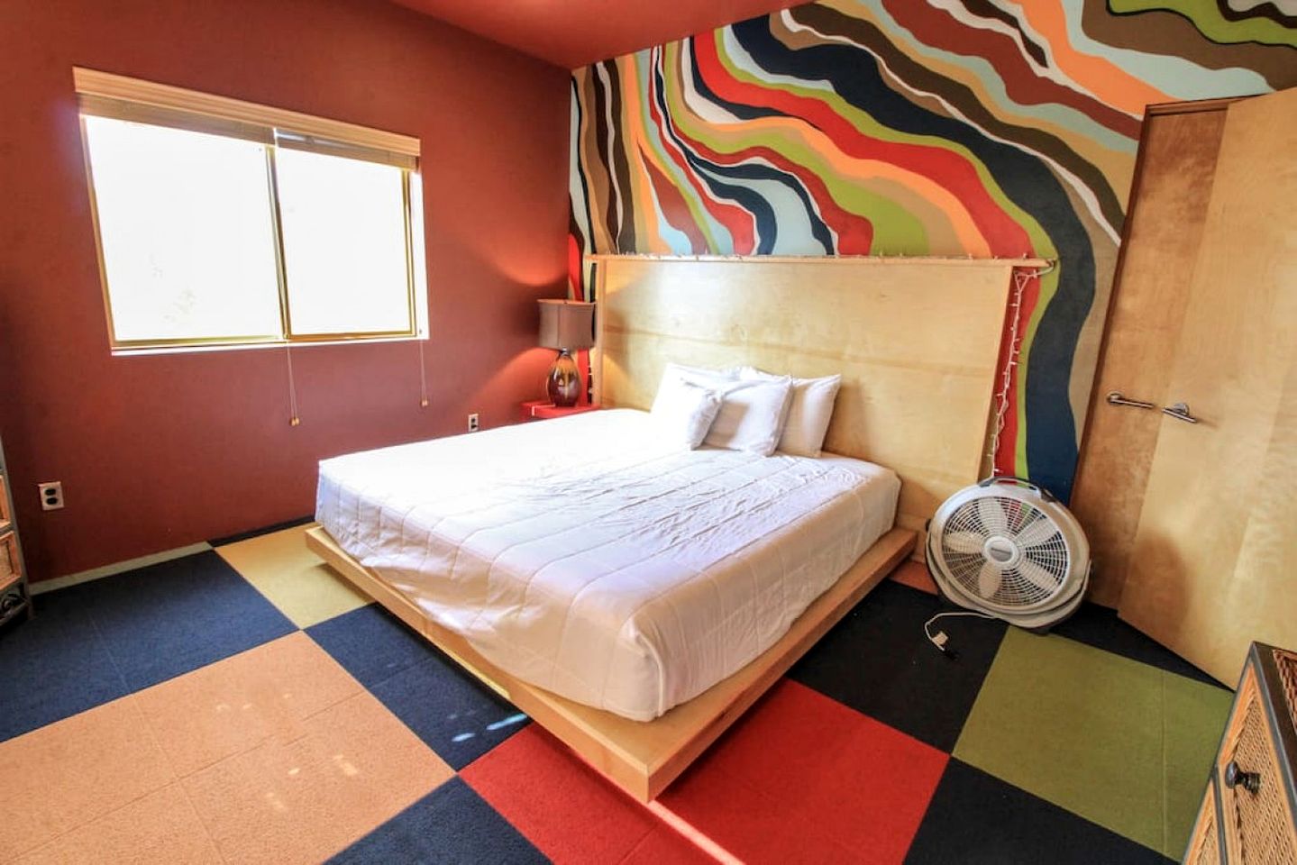 Colorful Cabin with Hot-Tub, Game Room and Gym in Montana