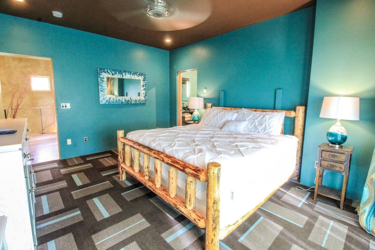 Colorful Cabin with Hot-Tub, Game Room and Gym in Montana