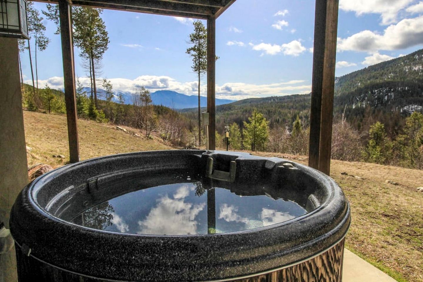Colorful Cabin with Hot-Tub, Game Room and Gym in Montana