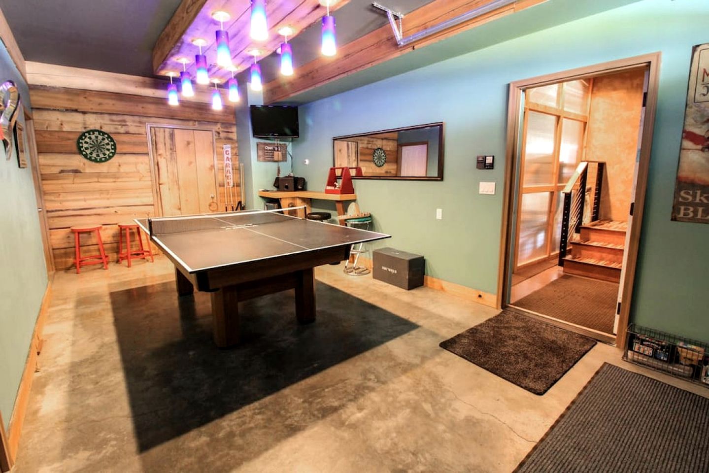 Colorful Cabin with Hot-Tub, Game Room and Gym in Montana
