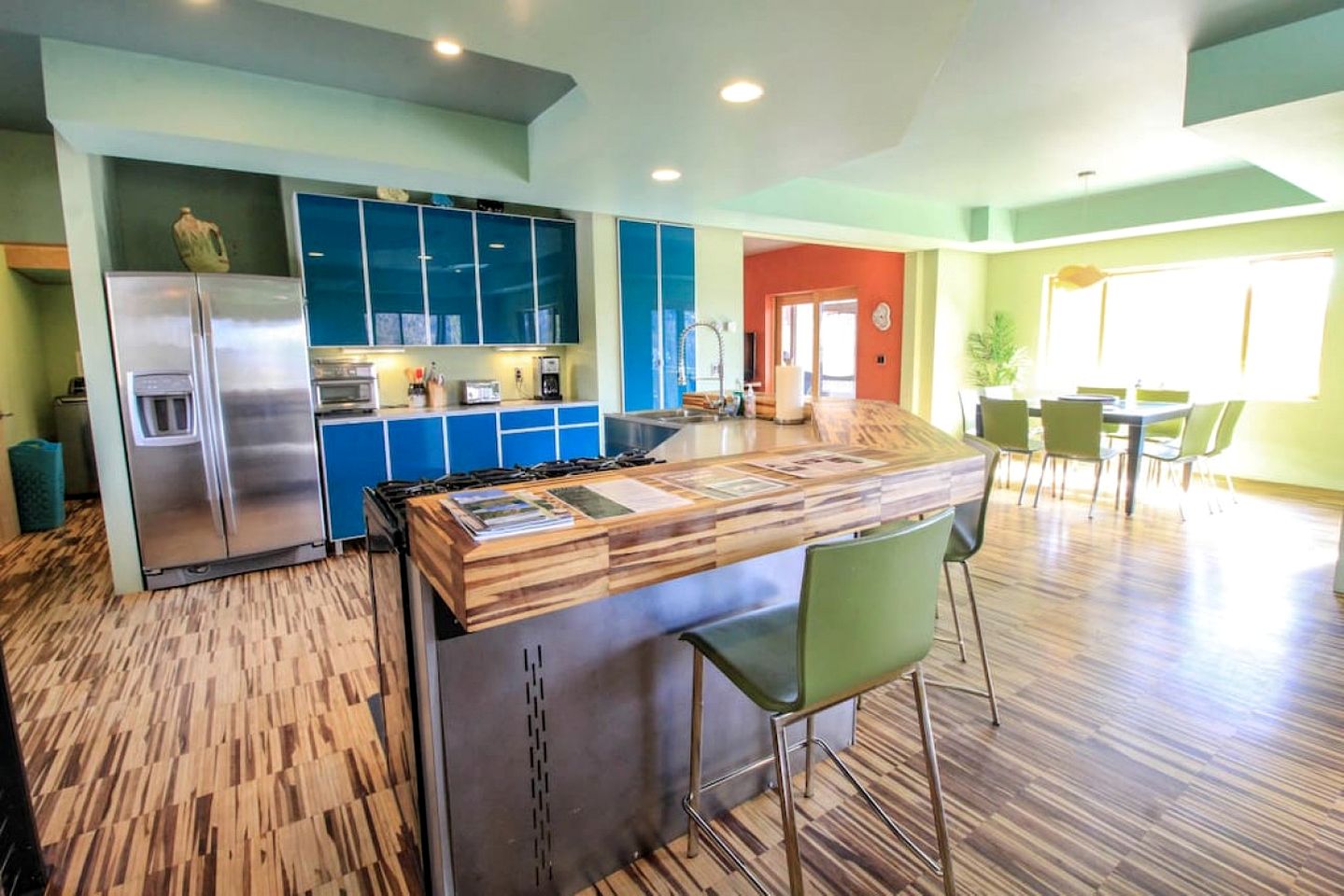 Colorful Cabin with Hot-Tub, Game Room and Gym in Montana