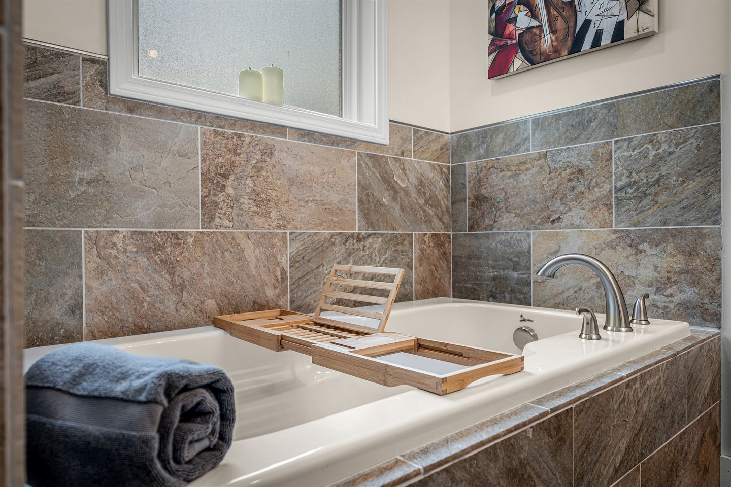 Modern Dog-Friendly Cabin with Spacious Porch and Fire Pit in Alabama