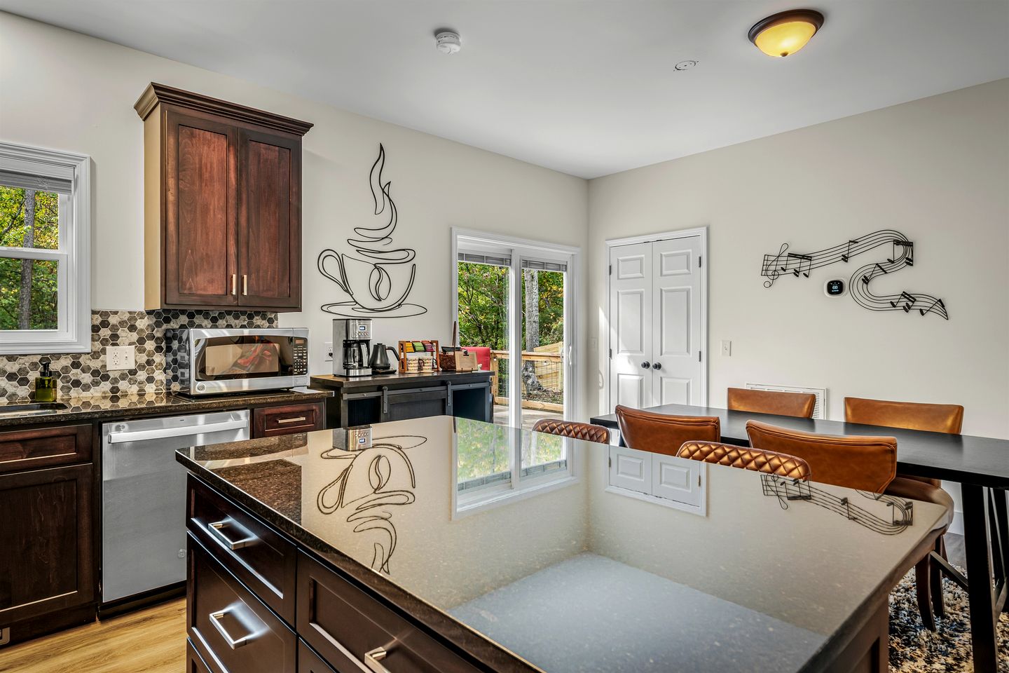 Modern Dog-Friendly Cabin with Spacious Porch and Fire Pit in Alabama