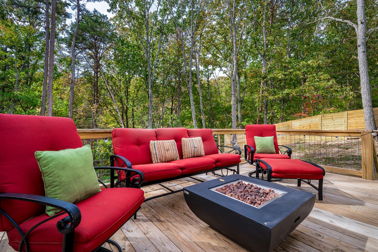 Modern Dog-Friendly Cabin with Spacious Porch and Fire Pit in Alabama