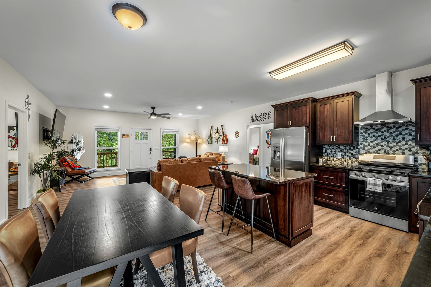 Modern Dog-Friendly Cabin with Spacious Porch and Fire Pit in Alabama