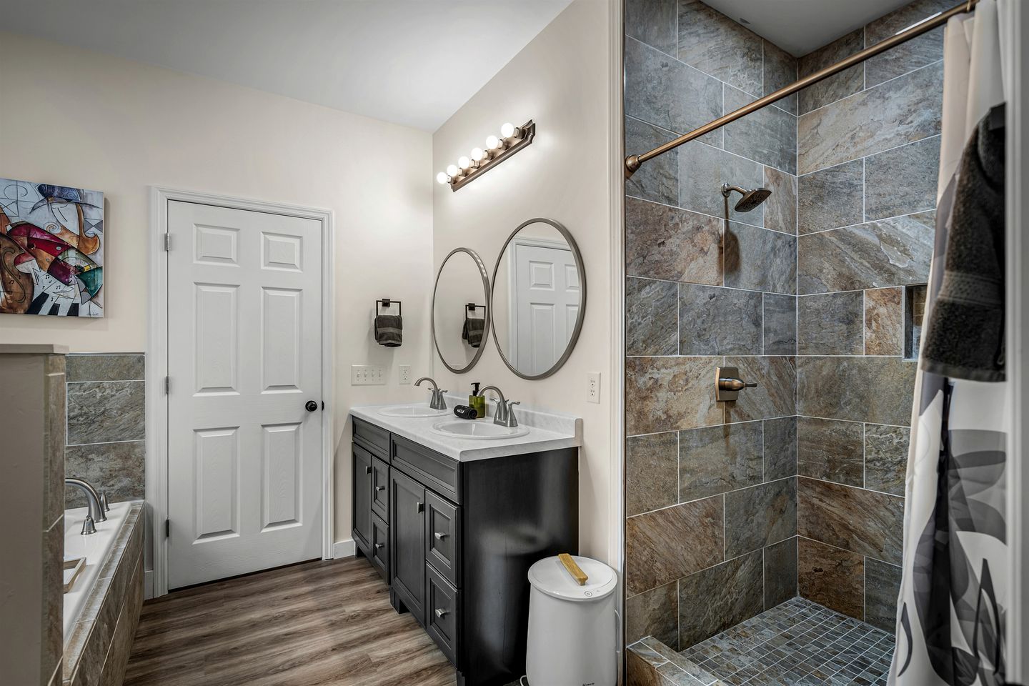 Modern Dog-Friendly Cabin with Spacious Porch and Fire Pit in Alabama