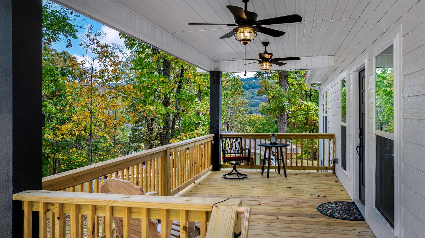 Modern Dog-Friendly Cabin with Spacious Porch and Fire Pit in Alabama
