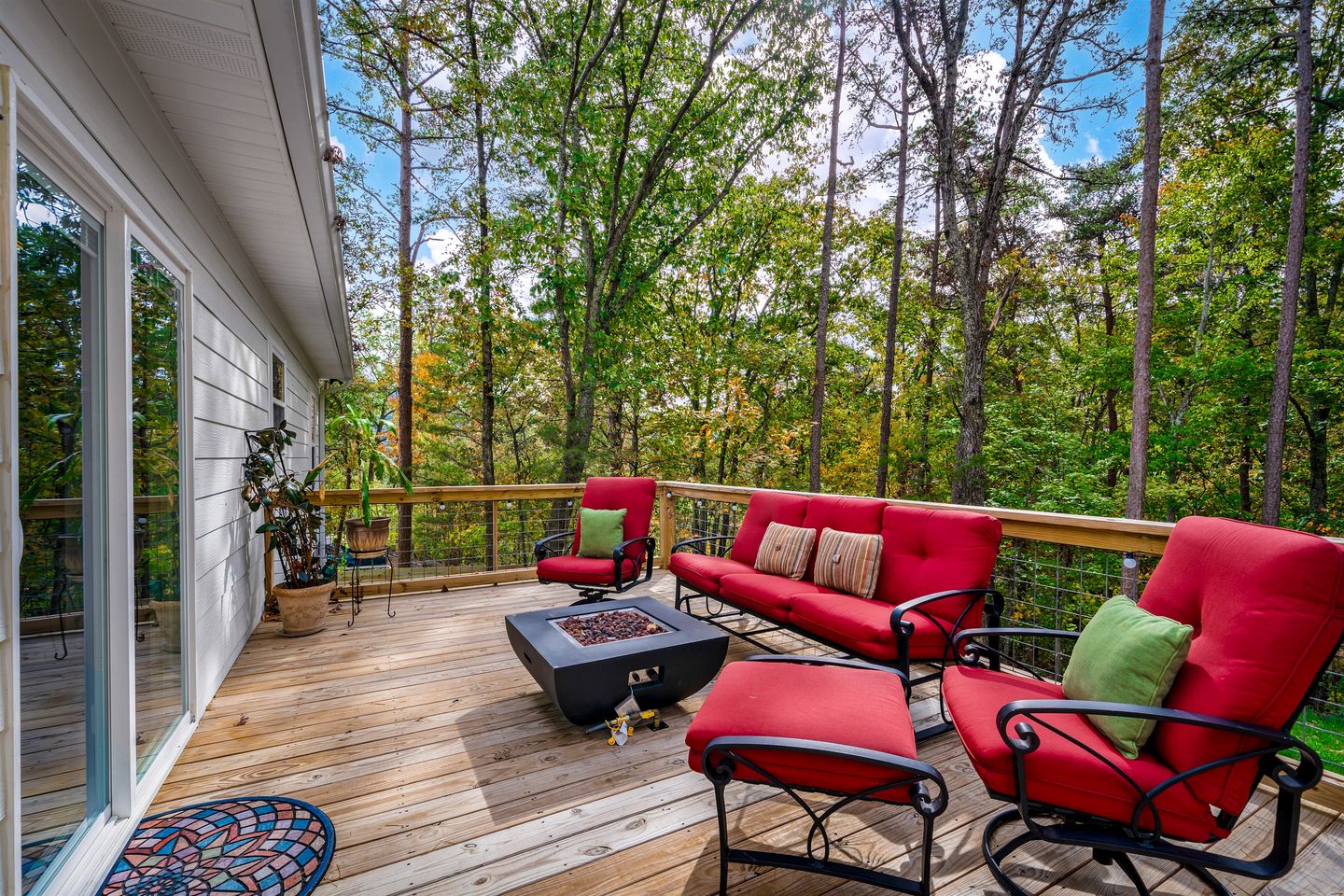 Modern Dog-Friendly Cabin with Spacious Porch and Fire Pit in Alabama